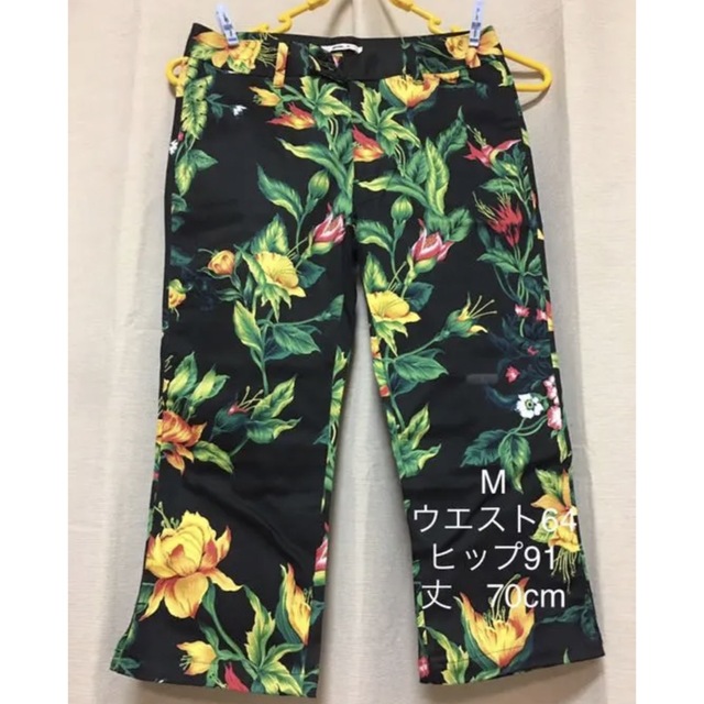 BEAMS(ビームス)の新品　パンツ　ボタニカルフラワー　サファリ　ハワイ　クロップドパンツ　黒　花柄 レディースのパンツ(クロップドパンツ)の商品写真