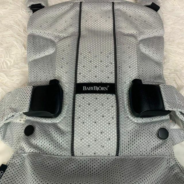 BABYBJORN(ベビービョルン)の専用 ベビービョルン BABYBJORN ワンプラスエアー 抱っこ紐 シルバー キッズ/ベビー/マタニティの外出/移動用品(抱っこひも/おんぶひも)の商品写真