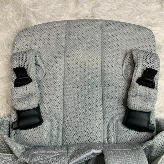 BABYBJORN(ベビービョルン)の専用 ベビービョルン BABYBJORN ワンプラスエアー 抱っこ紐 シルバー キッズ/ベビー/マタニティの外出/移動用品(抱っこひも/おんぶひも)の商品写真