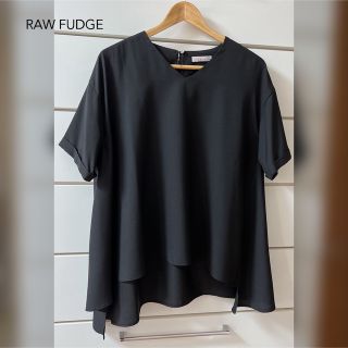 ローファッジ(RAW FUDGE)の最終sale⭐︎新品未使用✦︎ローファッジ❤︎Vネック アシンメトリー ブラウス(シャツ/ブラウス(半袖/袖なし))