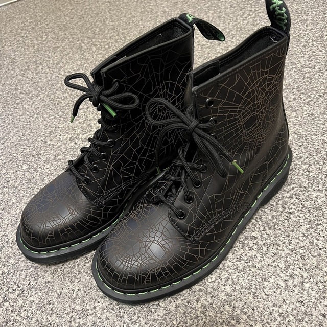 Dr.Martens(ドクターマーチン)の最終値下げ！Dr. Martens 1460 SW スカルウェブ　25.5cm レディースの靴/シューズ(ブーツ)の商品写真