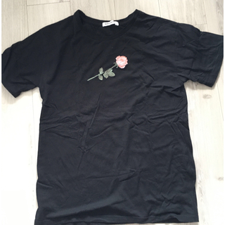 ウィゴー(WEGO)の薔薇刺繍半袖Tシャツ黒(Tシャツ(半袖/袖なし))