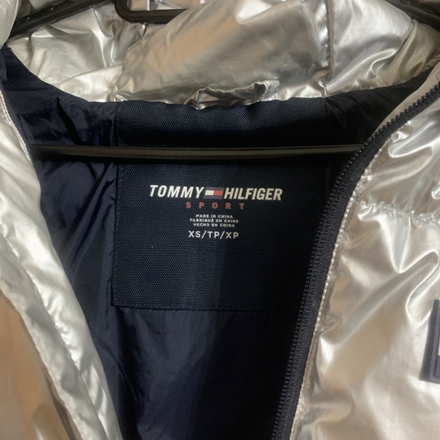 TOMMY HILFIGER(トミーヒルフィガー)のトミーヒルフィガーTOMMY HILFIGER/シルバーダウンジャケット/ロゴ メンズのジャケット/アウター(ダウンジャケット)の商品写真