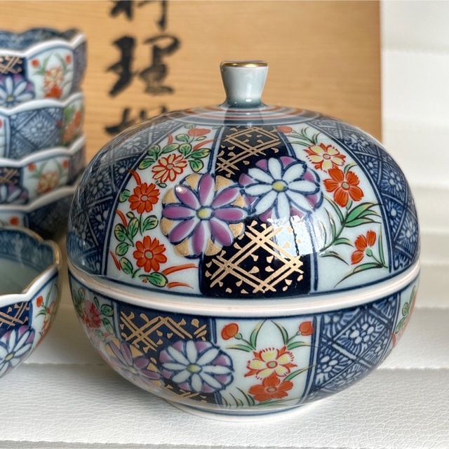 有田焼 胡窯 小鉢5客と蓋物のセット 金彩古伊万里 菊紋 色絵 輪 有田焼 胡窯 小鉢5客と蓋物のセット 金彩古伊万里 菊紋 色絵 輪