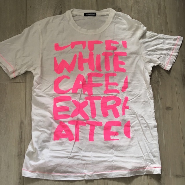 ISSEY MIYAKE - ISSEY MIYAKEネオンピンクロゴ入り半袖Tシャツホワイト ...