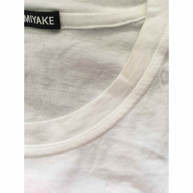 ISSEY MIYAKE - ISSEY MIYAKEネオンピンクロゴ入り半袖Tシャツホワイト ...