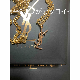 イヴサンローラン(Yves Saint Laurent)のイヴサンローラン正規品　人気ロゴチャームネックレス新品　箱と革紐付き　(ネックレス)