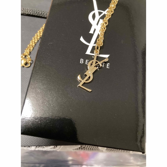 Yves Saint Laurent(イヴサンローラン)のイヴサンローラン正規品　人気チャームネックレス新品　箱と革紐付き レディースのアクセサリー(ネックレス)の商品写真
