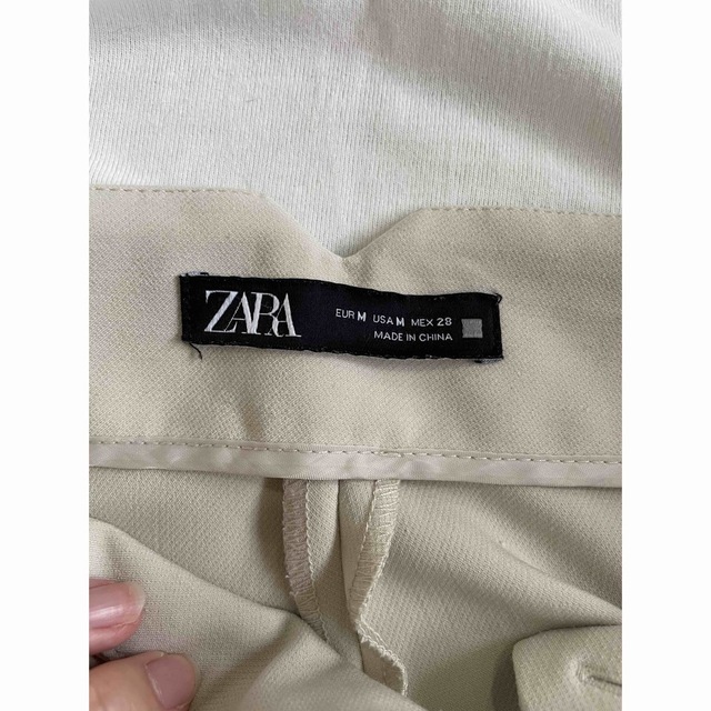ZARA(ザラ)のZARA パンツ　ホワイト レディースのパンツ(クロップドパンツ)の商品写真