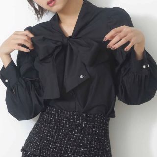 ジルバイジルスチュアート(JILL by JILLSTUART)のJILL BY JILLSTUART パール釦シシュウボウタイブラウス(シャツ/ブラウス(長袖/七分))