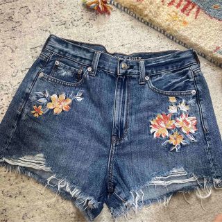 アメリカンイーグル(American Eagle)のアメリカンイーグル　花柄刺繍ショートデニムパンツ(ショートパンツ)