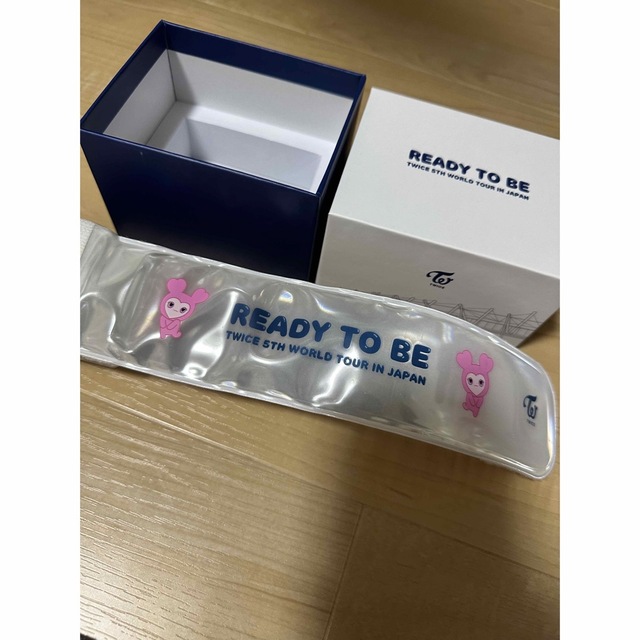 TWICE(トゥワイス)のTWICE rady to be  『TWICE light strap』 エンタメ/ホビーのタレントグッズ(アイドルグッズ)の商品写真