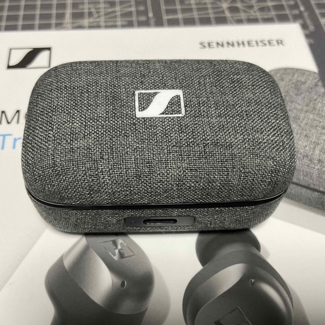 SENNHEISER(ゼンハイザー)のゼンハイザー MOMENTUM True Wireless 3 グラファイト スマホ/家電/カメラのオーディオ機器(ヘッドフォン/イヤフォン)の商品写真