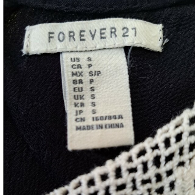 FOREVER 21(フォーエバートゥエンティーワン)のワンピース　黒 レディースのワンピース(ひざ丈ワンピース)の商品写真