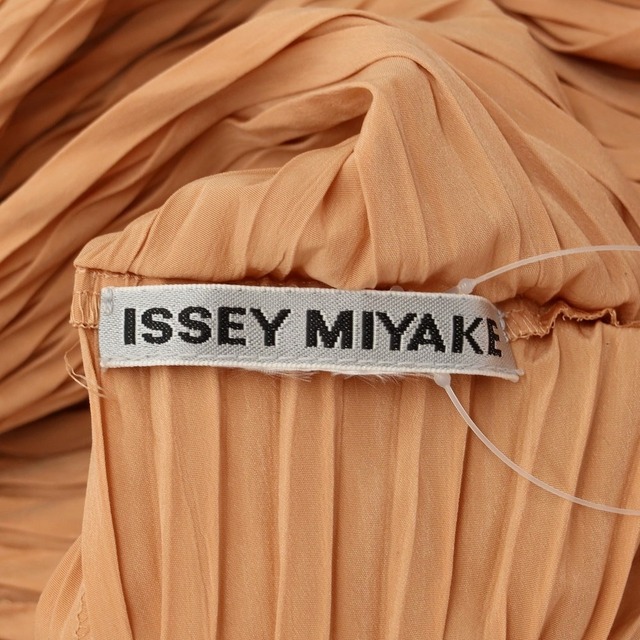 ISSEY MIYAKE(イッセイミヤケ)の【中古】イッセイミヤケ ISSEY MIYAKE 2023年春夏 プリーツ加工 チュニックブラウス オレンジベージュ【サイズ表記なし（M位）】【レディース】 レディースのトップス(チュニック)の商品写真