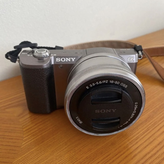 SONY α5100 ミラーレス一眼 レンズ付き SDカード付き | フリマアプリ ラクマ