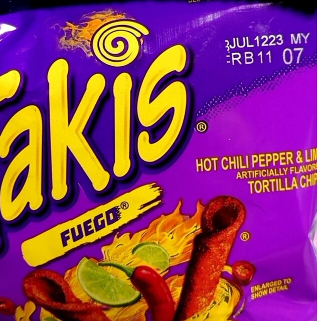 takis 4p 食品/飲料/酒の食品(菓子/デザート)の商品写真