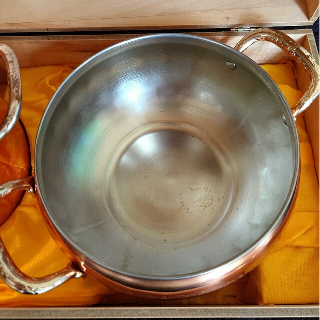銅製 両手鍋 深型 浅型 2個セット オタマ付 桐箱入 インテリア/住まい/日用品のキッチン/食器(鍋/フライパン)の商品写真
