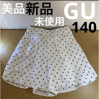 ジーユー(GU)のGUキッズ140白地に紺色ドットの ショートパンツ新品、未使用、美品(パンツ/スパッツ)