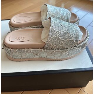 グッチ(Gucci)の【GUCCI】直営店購入　シルバーサンダル37サイズ(サンダル)