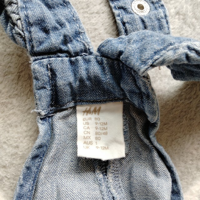 H&M(エイチアンドエム)の子供服　女の子　80　短パン　デニム キッズ/ベビー/マタニティのベビー服(~85cm)(パンツ)の商品写真