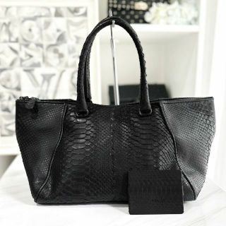 ボッテガヴェネタ(Bottega Veneta)の美品★　ボッテガヴェネタ　ハンドバッグ　パイソン　黒　226912　レア(ハンドバッグ)