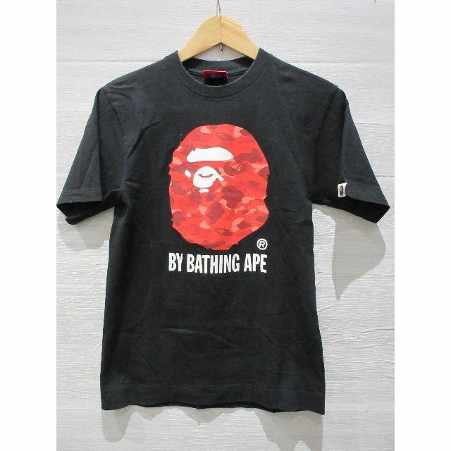 A BATHING APE(アベイシングエイプ)の[U5705]アベイシングエイプ ビッグロゴ 赤黒 Sサイズ メンズのトップス(Tシャツ/カットソー(半袖/袖なし))の商品写真