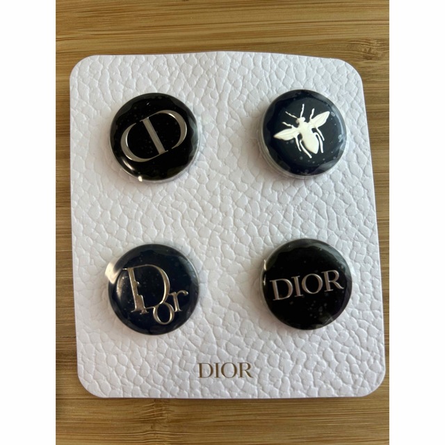 Dior(ディオール)のDior ピンバッチ　非売品 エンタメ/ホビーのアニメグッズ(バッジ/ピンバッジ)の商品写真