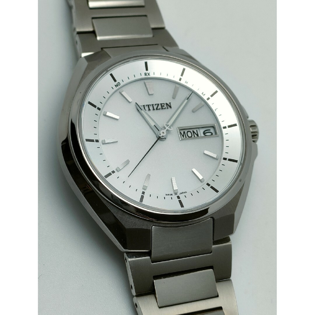CITIZEN(シチズン)の人気の白文字盤　シチズン　アテッサ　電波ソーラー　デイデイト　チタン　曜日表示 メンズの時計(腕時計(アナログ))の商品写真