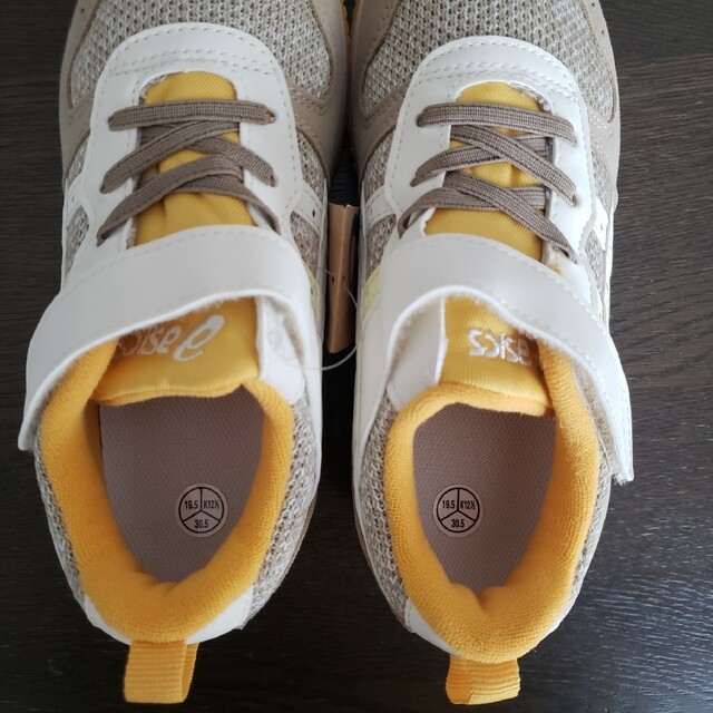 asics(アシックス)の【新品】ASICS スクスク ミクト MINI MC 茶 黄 19.5 キッズ/ベビー/マタニティのキッズ靴/シューズ(15cm~)(スニーカー)の商品写真