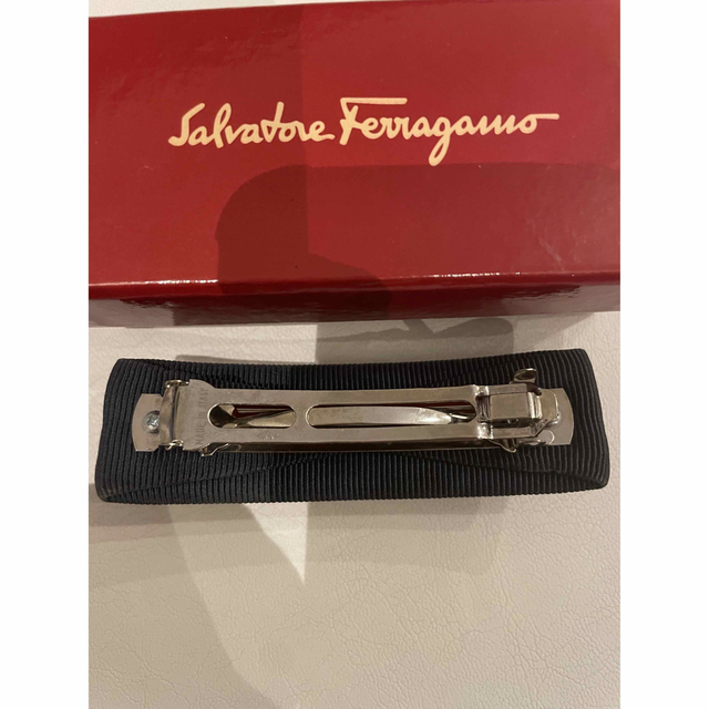 Salvatore Ferragamo(サルヴァトーレフェラガモ)のフェラガモ  ガンチーニ　バレッタ　ネイビー　シルバー レディースのヘアアクセサリー(バレッタ/ヘアクリップ)の商品写真