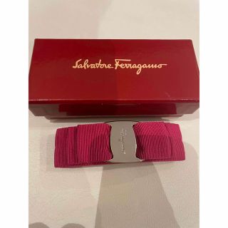 サルヴァトーレフェラガモ(Salvatore Ferragamo)のフェラガモ  バレッタ　ヴァラ　バラ　リボン　ピンク　シルバー(バレッタ/ヘアクリップ)