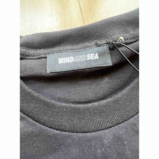 WIND AND SEA(ウィンダンシー)の【新品】WIND AND SEA  IT'S A LIVING Tシャツ L メンズのトップス(Tシャツ/カットソー(半袖/袖なし))の商品写真