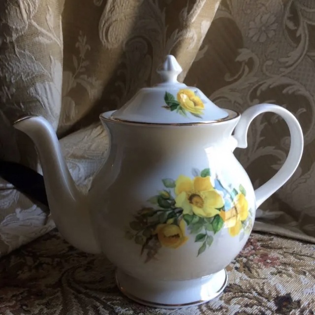 ROYAL ALBERT(ロイヤルアルバート)の送料込❣️英国製 希少　Royalgrafton  ティーポット インテリア/住まい/日用品のキッチン/食器(食器)の商品写真