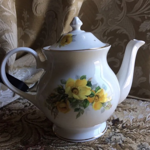 ROYAL ALBERT(ロイヤルアルバート)の送料込❣️英国製 希少　Royalgrafton  ティーポット インテリア/住まい/日用品のキッチン/食器(食器)の商品写真