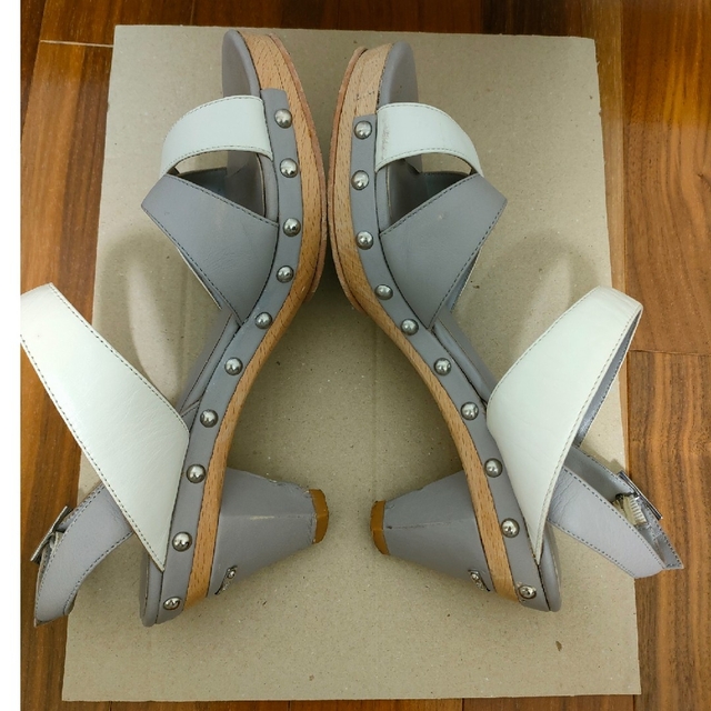 ARMANI JEANS(アルマーニジーンズ)のARMANI　サンダル　アルマーニ　グレー　白　ツートン　スタッズ　バックル レディースの靴/シューズ(ハイヒール/パンプス)の商品写真