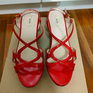 MIUMIU　サンダル　ミュウミュウ　赤　バックストラップ　厚底　歩きやすい