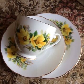 ロイヤルアルバート(ROYAL ALBERT)の英国製 希少　Royalgrafton  イエローローズが美しい トリオ(食器)