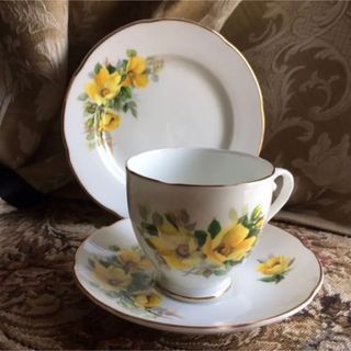 ロイヤルアルバート(ROYAL ALBERT)の英国製 希少　Royalgrafton  イエローローズが美しい トリオ(食器)