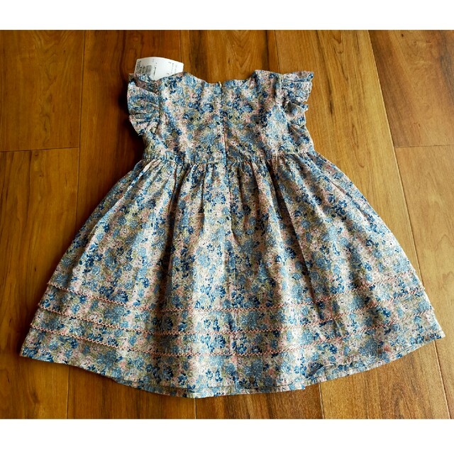 BeBe(ベベ)の専用＊100＊タグ付き　べべ　花柄ワンピース キッズ/ベビー/マタニティのキッズ服女の子用(90cm~)(ワンピース)の商品写真