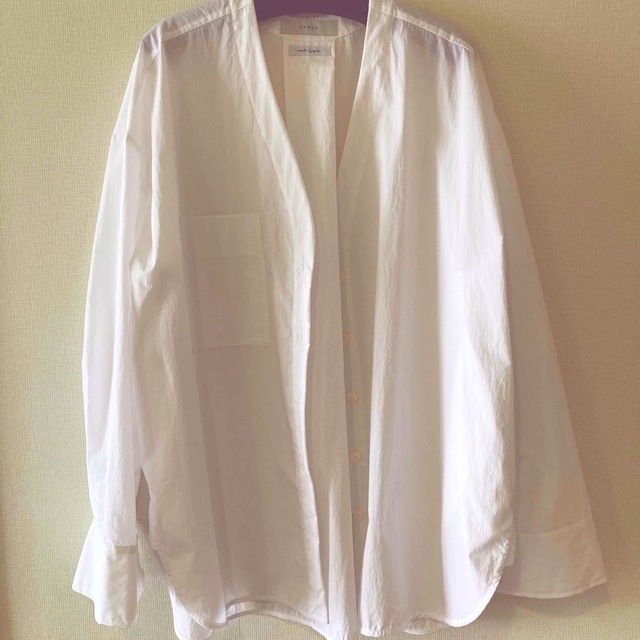 ARGUE(アギュー)のARGUE V-NECK TIDY SHIRT/WHITE レディースのトップス(シャツ/ブラウス(長袖/七分))の商品写真