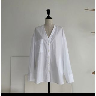 アギュー(ARGUE)のARGUE V-NECK TIDY SHIRT/WHITE(シャツ/ブラウス(長袖/七分))