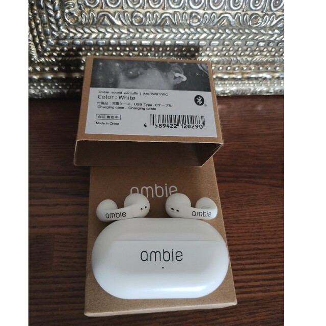 ambie ワイヤレスイヤホン AM-TW01 ホワイト★着せ替えカバー付き スマホ/家電/カメラのオーディオ機器(ヘッドフォン/イヤフォン)の商品写真