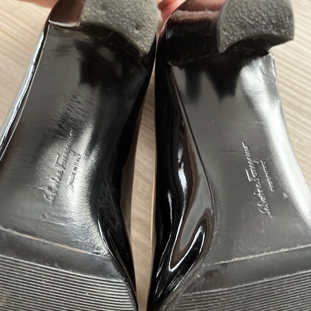 Salvatore Ferragamo(サルヴァトーレフェラガモ)のフェラガモ　黒　パンプス　7D  レディースの靴/シューズ(ハイヒール/パンプス)の商品写真