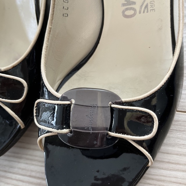 Salvatore Ferragamo(サルヴァトーレフェラガモ)のフェラガモ　黒　パンプス　7D  レディースの靴/シューズ(ハイヒール/パンプス)の商品写真