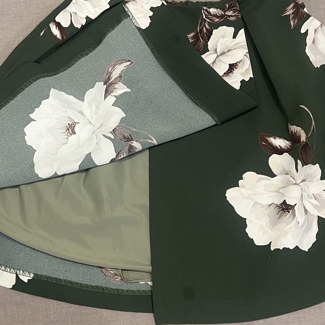 SNIDEL(スナイデル)のsnidel ホワイトフラワーフレアスカート　グリーン レディースのスカート(ミニスカート)の商品写真