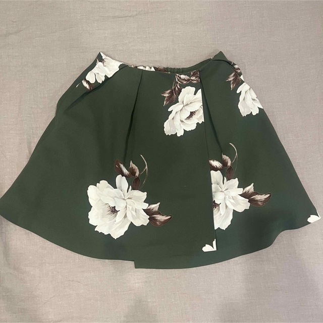 SNIDEL(スナイデル)のsnidel ホワイトフラワーフレアスカート　グリーン レディースのスカート(ミニスカート)の商品写真