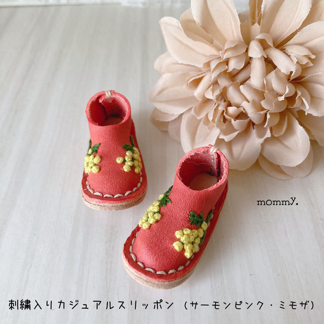 刺繍入りカジュアルスリッポン(サーモンピンク・ミモザ) ハンドメイドのファッション小物(その他)の商品写真