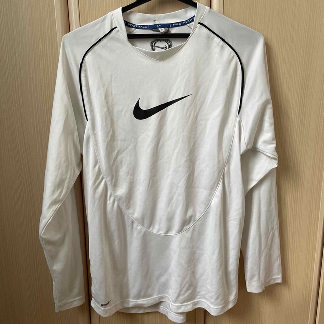 NIKE(ナイキ)のNIKE NIKE 長袖シャツ　Ｍサイズ　白色 スポーツ/アウトドアのサッカー/フットサル(ウェア)の商品写真