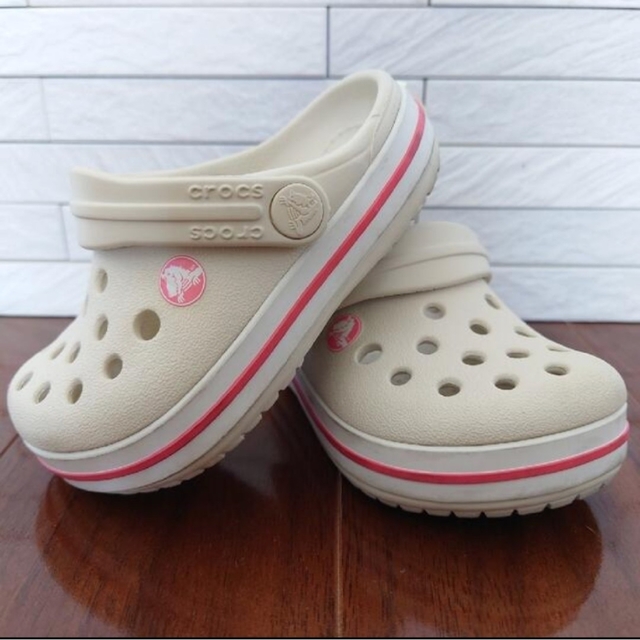 crocs(クロックス)のcrocs クロックス C5 白ピンク キッズ/ベビー/マタニティのベビー靴/シューズ(~14cm)(サンダル)の商品写真